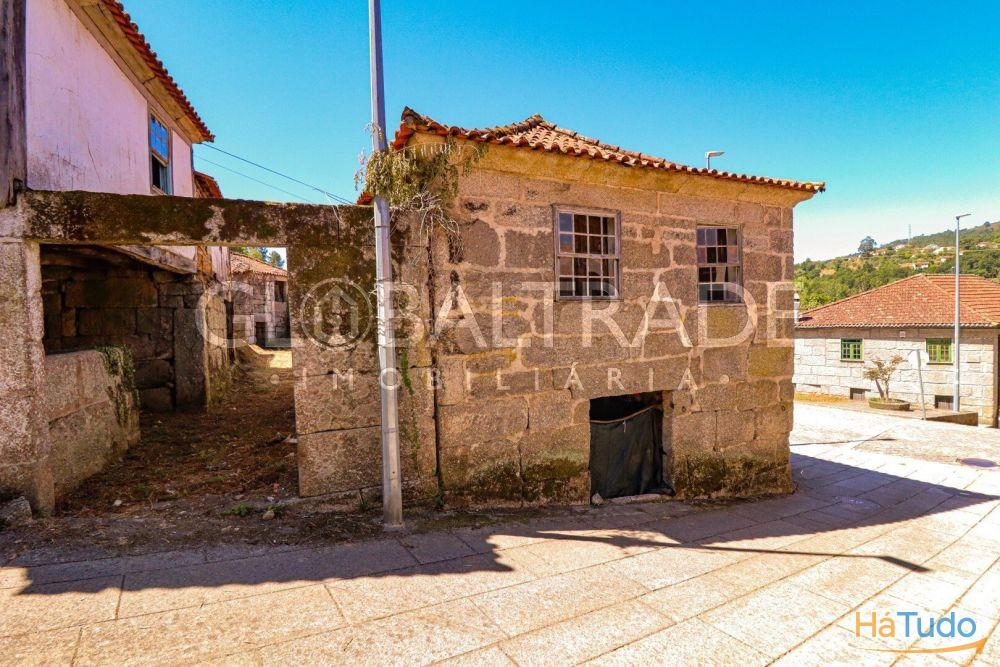 Conjunto Habitacional de 5 Moradias para Recuperar em Aboadela Conjunto Habitacional de 5 Moradias para Recuperar em Aboadela
