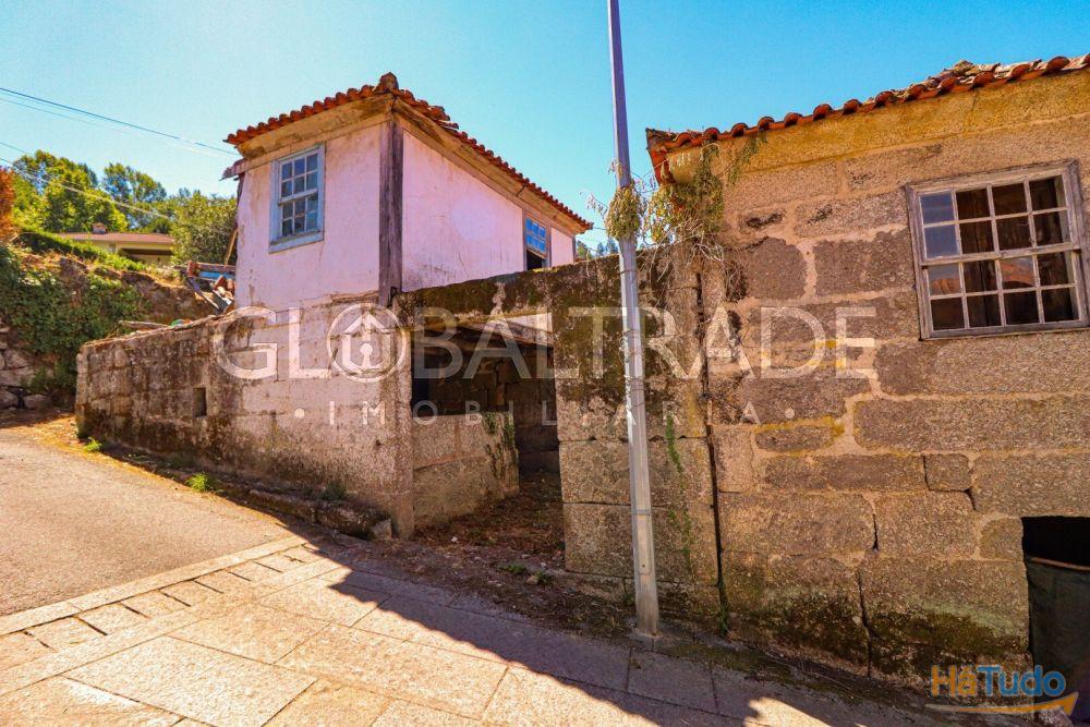 Conjunto Habitacional de 5 Moradias para Recuperar em Aboadela Conjunto Habitacional de 5 Moradias para Recuperar em Aboadela
