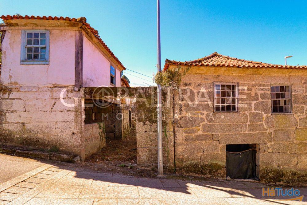 Conjunto Habitacional de 5 Moradias para Recuperar em Aboadela Conjunto Habitacional de 5 Moradias para Recuperar em Aboadela