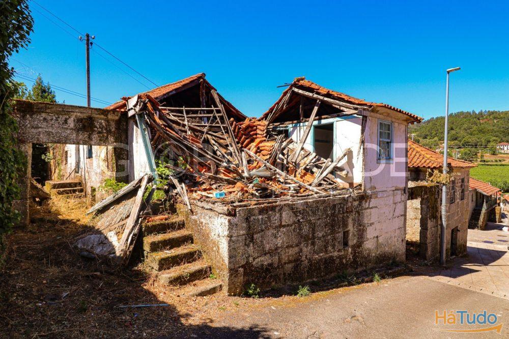 Conjunto Habitacional de 5 Moradias para Recuperar em Aboadela Conjunto Habitacional de 5 Moradias para Recuperar em Aboadela