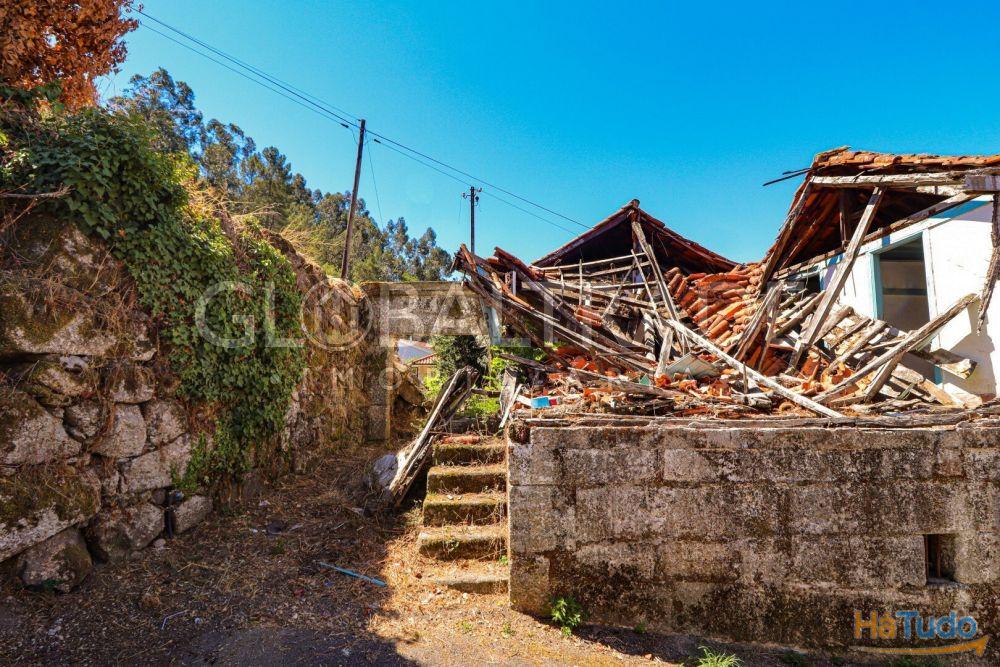 Conjunto Habitacional de 5 Moradias para Recuperar em Aboadela Conjunto Habitacional de 5 Moradias para Recuperar em Aboadela