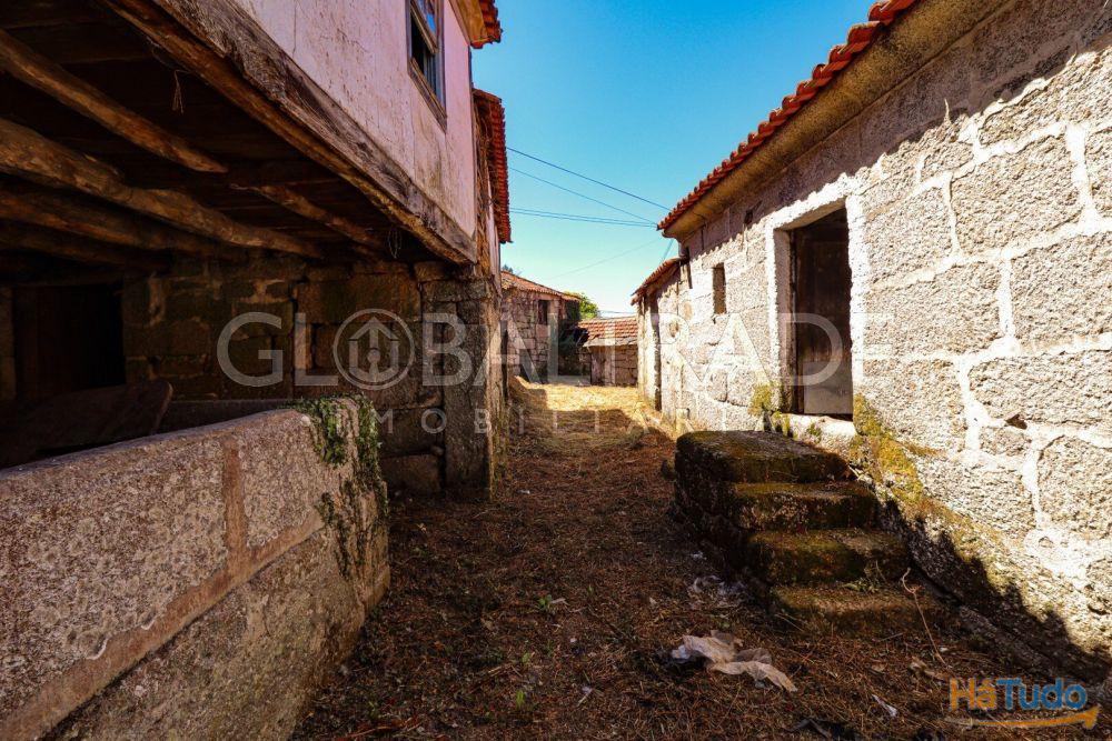 Conjunto Habitacional de 5 Moradias para Recuperar em Aboadela Conjunto Habitacional de 5 Moradias para Recuperar em Aboadela
