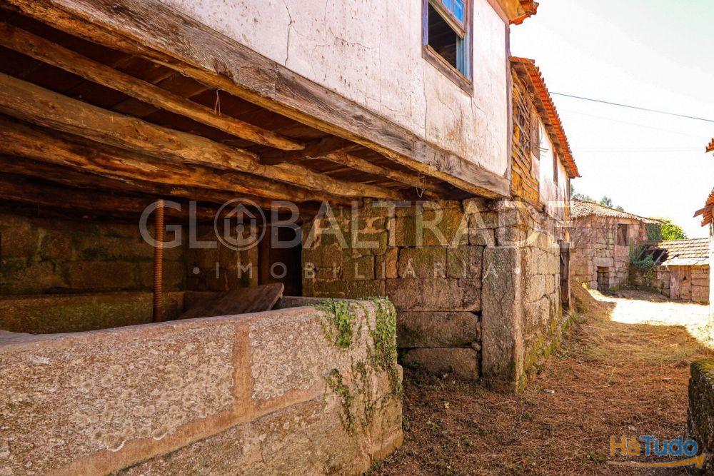 Conjunto Habitacional de 5 Moradias para Recuperar em Aboadela Conjunto Habitacional de 5 Moradias para Recuperar em Aboadela