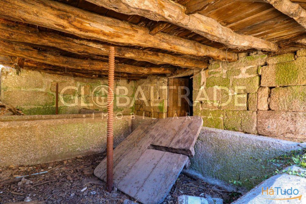 Conjunto Habitacional de 5 Moradias para Recuperar em Aboadela Conjunto Habitacional de 5 Moradias para Recuperar em Aboadela