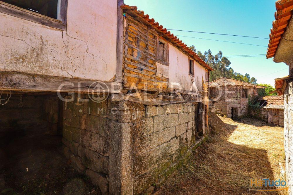 Conjunto Habitacional de 5 Moradias para Recuperar em Aboadela Conjunto Habitacional de 5 Moradias para Recuperar em Aboadela