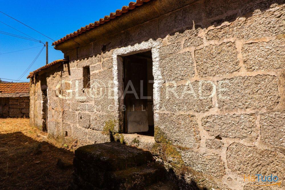 Conjunto Habitacional de 5 Moradias para Recuperar em Aboadela Conjunto Habitacional de 5 Moradias para Recuperar em Aboadela
