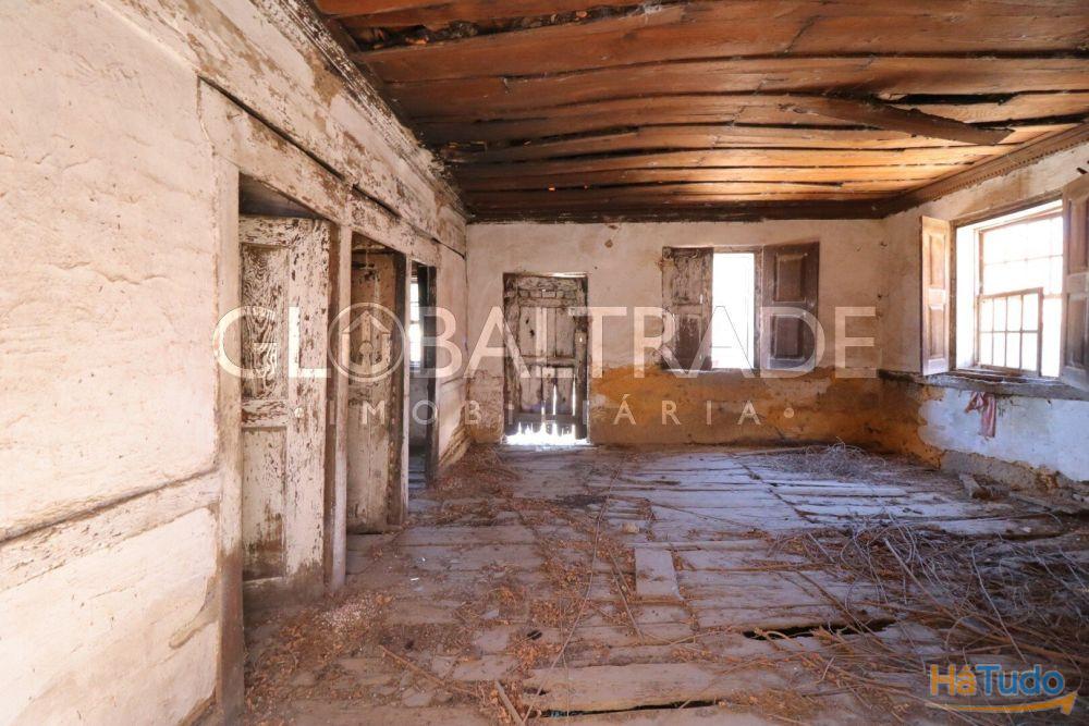Conjunto Habitacional de 5 Moradias para Recuperar em Aboadela Conjunto Habitacional de 5 Moradias para Recuperar em Aboadela