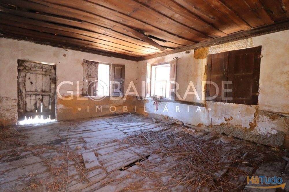 Conjunto Habitacional de 5 Moradias para Recuperar em Aboadela Conjunto Habitacional de 5 Moradias para Recuperar em Aboadela