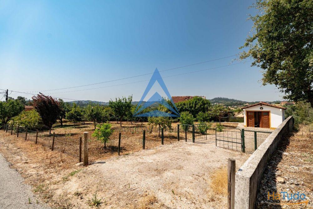 TERRENO URBANO COM  ANEXO T1 JARDIM E  PO�O