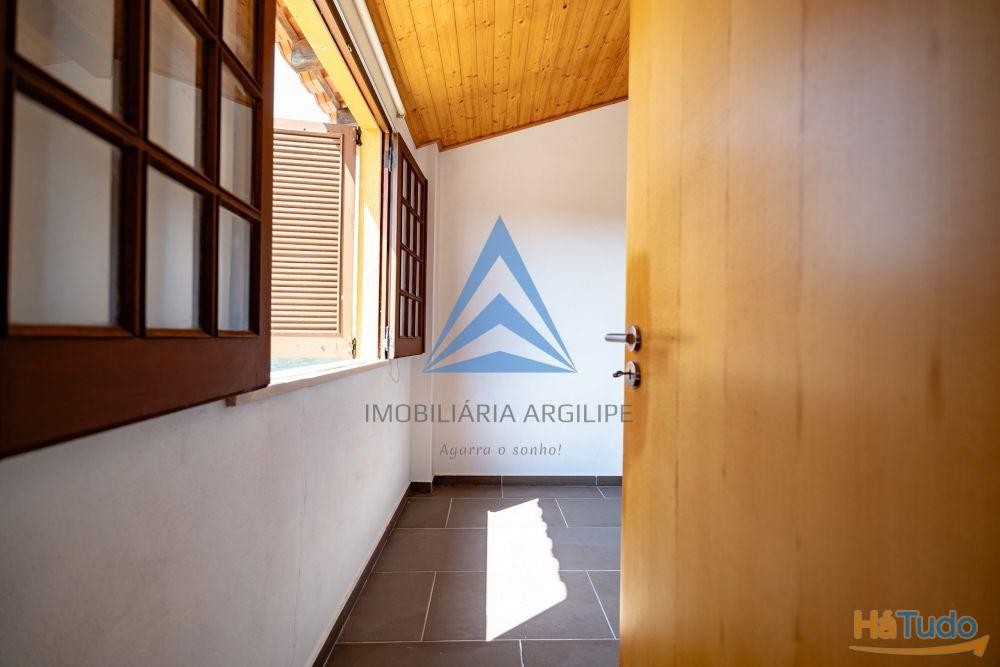 TERRENO URBANO COM  ANEXO T1 JARDIM E  PO�O