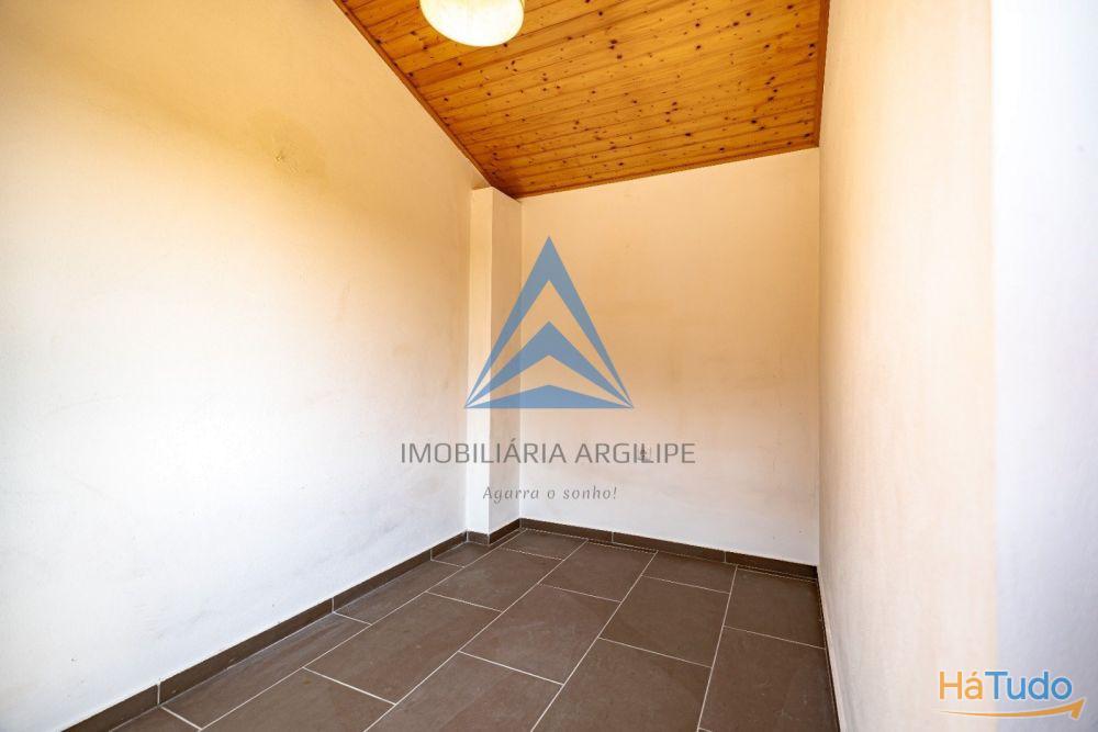 TERRENO URBANO COM  ANEXO T1 JARDIM E  PO�O