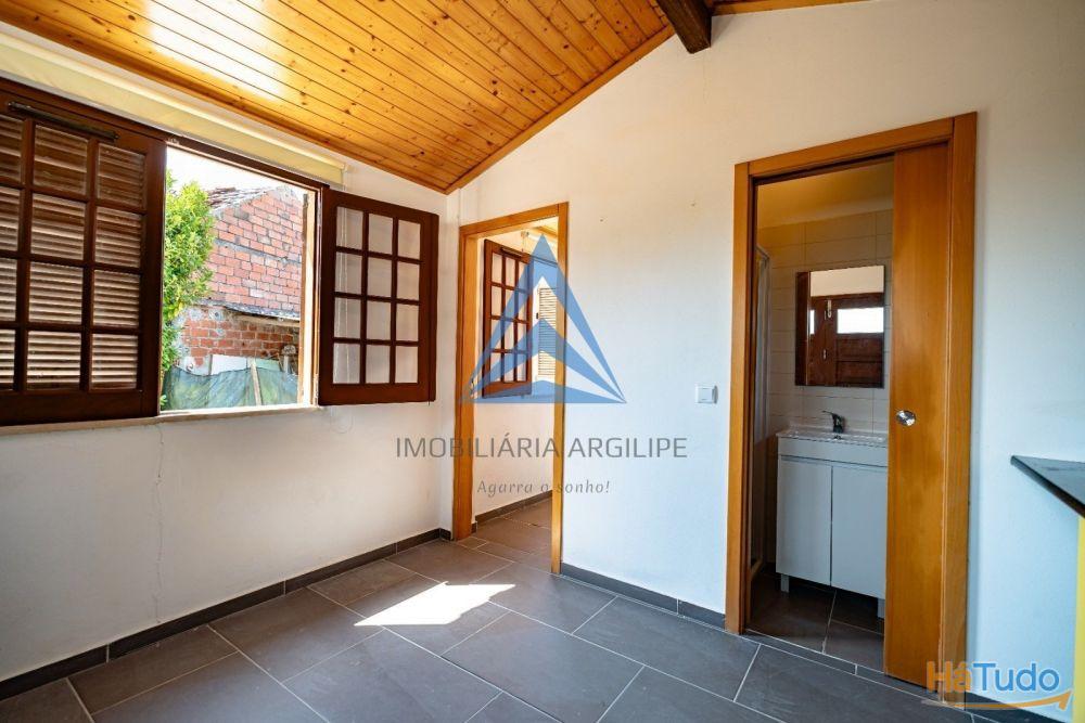 TERRENO URBANO COM  ANEXO T1 JARDIM E  PO�O