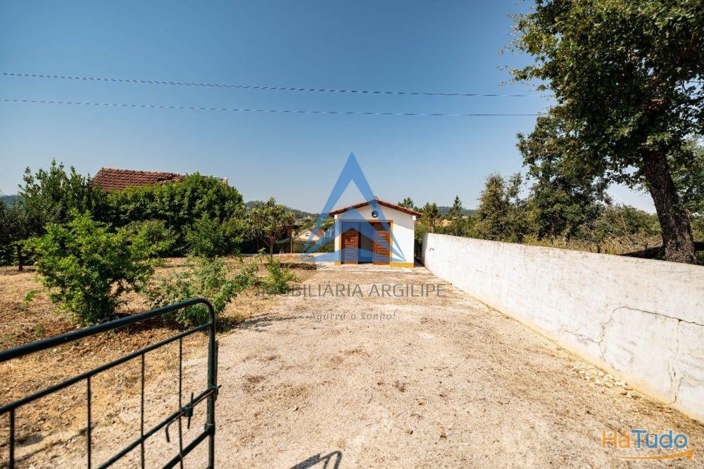 TERRENO URBANO COM  ANEXO T1 JARDIM E  PO�O