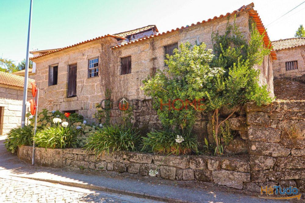 Conjunto Habitacional de 5 Moradias para Recuperar em Aboadela Conjunto Habitacional de 5 Moradias para Recuperar em Aboadela