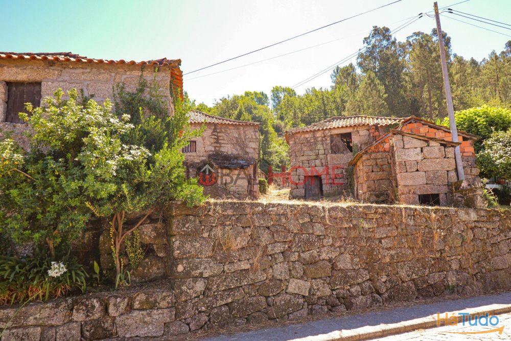 Conjunto Habitacional de 5 Moradias para Recuperar em Aboadela Conjunto Habitacional de 5 Moradias para Recuperar em Aboadela