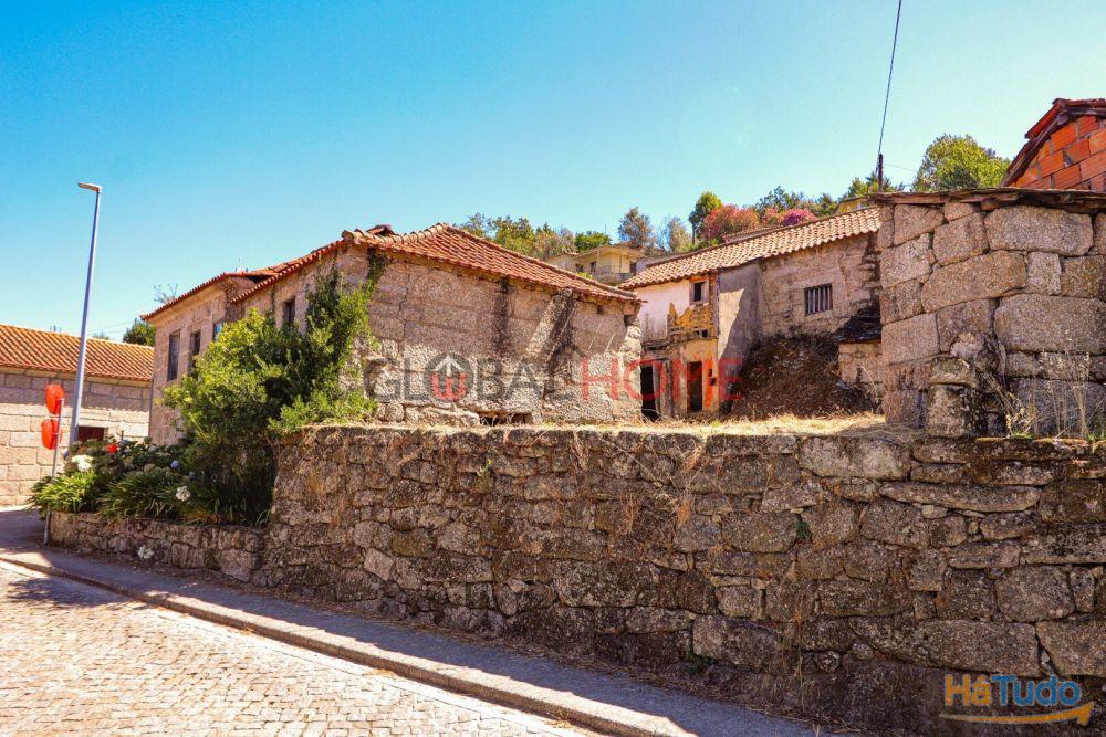 Conjunto Habitacional de 5 Moradias para Recuperar em Aboadela Conjunto Habitacional de 5 Moradias para Recuperar em Aboadela