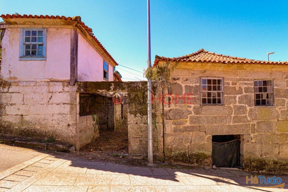 Conjunto Habitacional de 5 Moradias para Recuperar em Aboadela Conjunto Habitacional de 5 Moradias para Recuperar em Aboadela