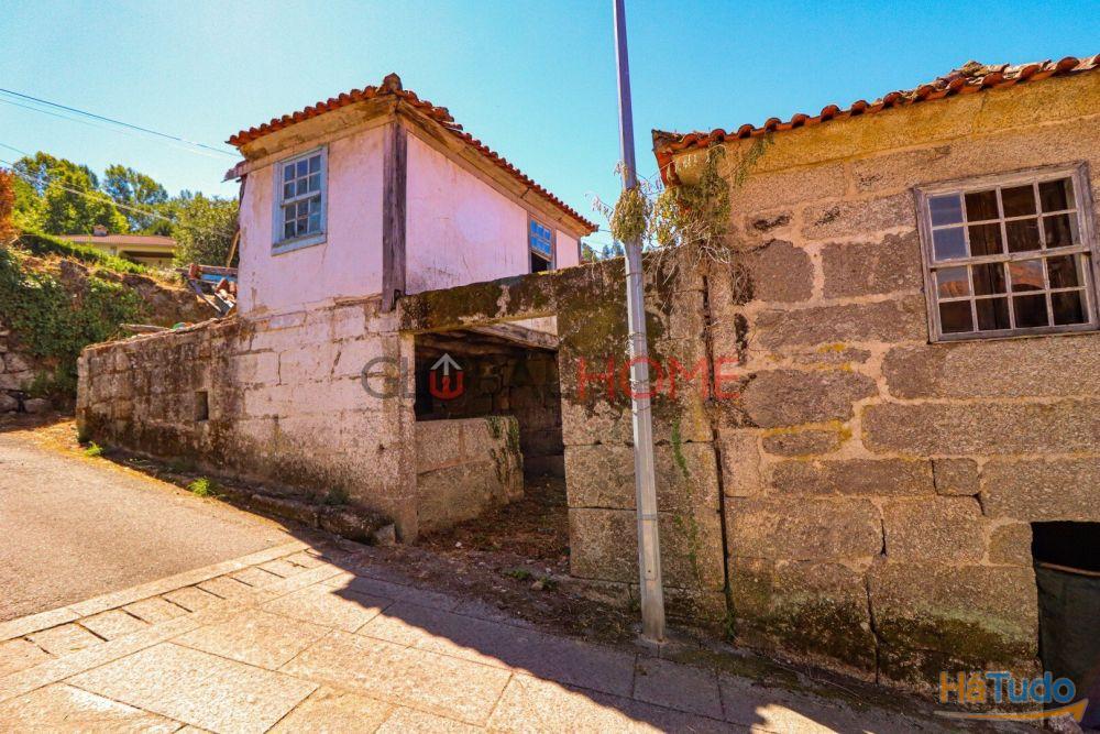 Conjunto Habitacional de 5 Moradias para Recuperar em Aboadela Conjunto Habitacional de 5 Moradias para Recuperar em Aboadela