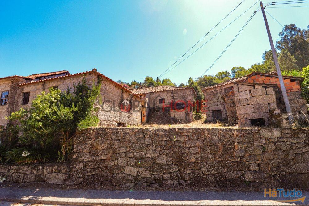 Conjunto Habitacional de 5 Moradias para Recuperar em Aboadela Conjunto Habitacional de 5 Moradias para Recuperar em Aboadela