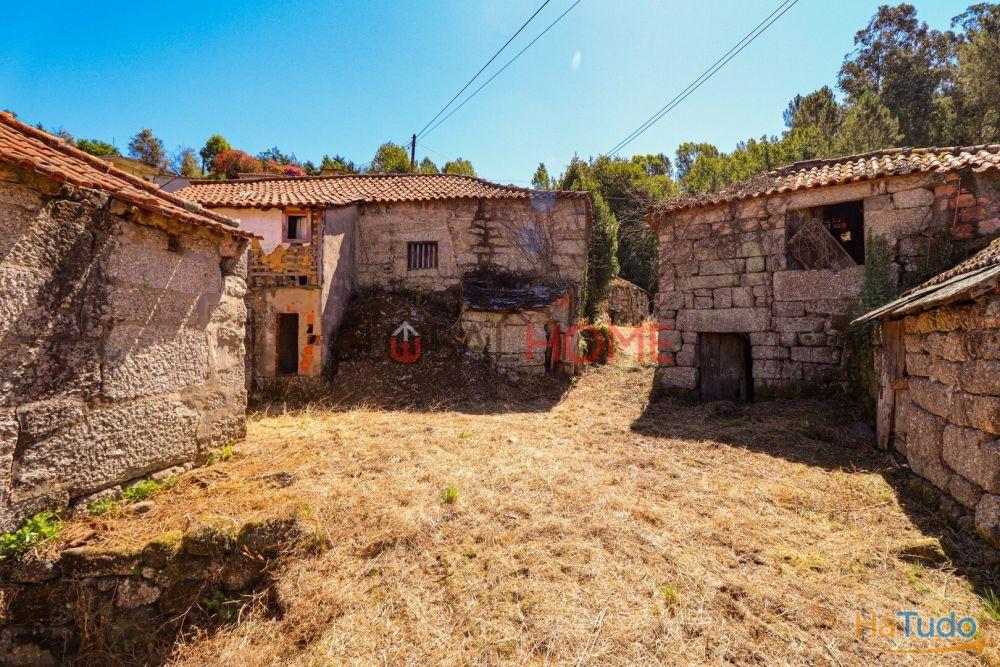 Conjunto Habitacional de 5 Moradias para Recuperar em Aboadela Conjunto Habitacional de 5 Moradias para Recuperar em Aboadela