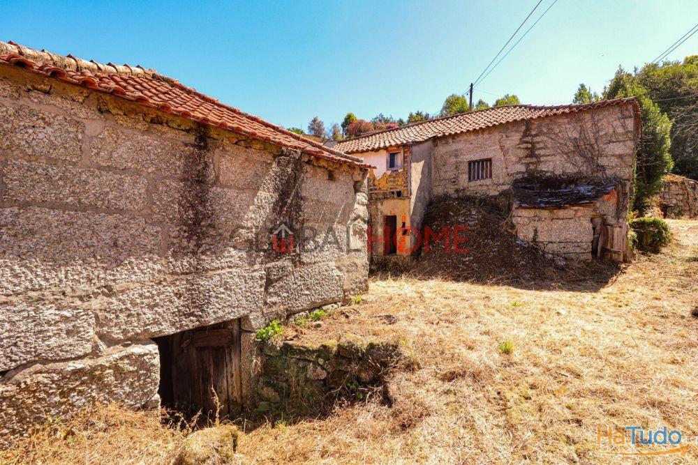 Conjunto Habitacional de 5 Moradias para Recuperar em Aboadela Conjunto Habitacional de 5 Moradias para Recuperar em Aboadela