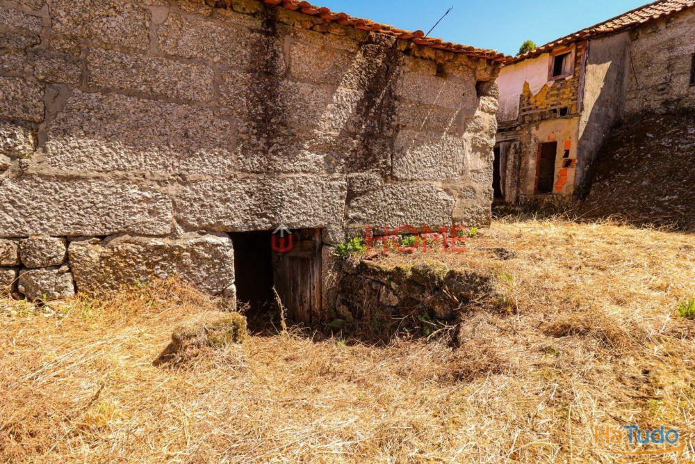 Conjunto Habitacional de 5 Moradias para Recuperar em Aboadela Conjunto Habitacional de 5 Moradias para Recuperar em Aboadela