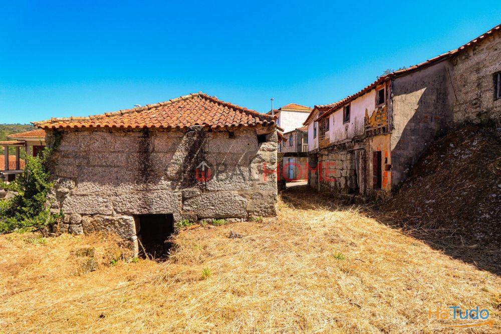 Conjunto Habitacional de 5 Moradias para Recuperar em Aboadela Conjunto Habitacional de 5 Moradias para Recuperar em Aboadela