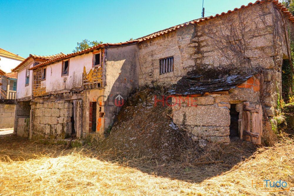 Conjunto Habitacional de 5 Moradias para Recuperar em Aboadela Conjunto Habitacional de 5 Moradias para Recuperar em Aboadela
