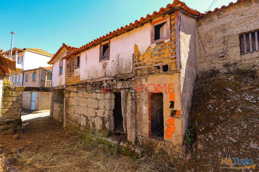 Conjunto Habitacional de 5 Moradias para Recuperar em Aboadela Conjunto Habitacional de 5 Moradias para Recuperar em Aboadela