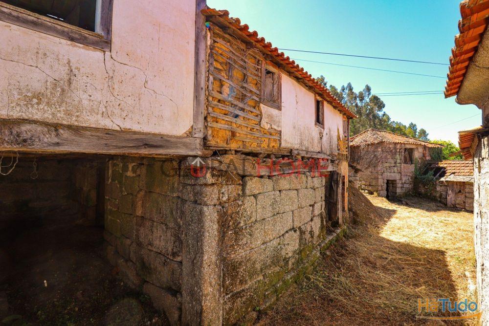 Conjunto Habitacional de 5 Moradias para Recuperar em Aboadela Conjunto Habitacional de 5 Moradias para Recuperar em Aboadela