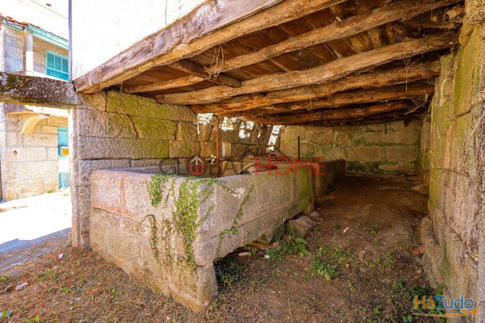Conjunto Habitacional de 5 Moradias para Recuperar em Aboadela Conjunto Habitacional de 5 Moradias para Recuperar em Aboadela