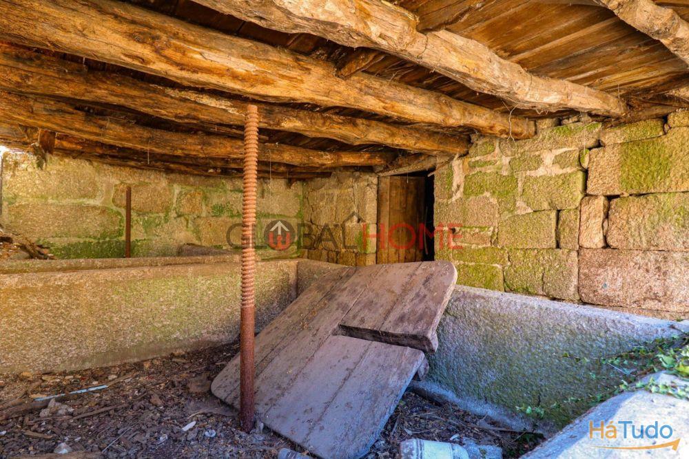Conjunto Habitacional de 5 Moradias para Recuperar em Aboadela Conjunto Habitacional de 5 Moradias para Recuperar em Aboadela