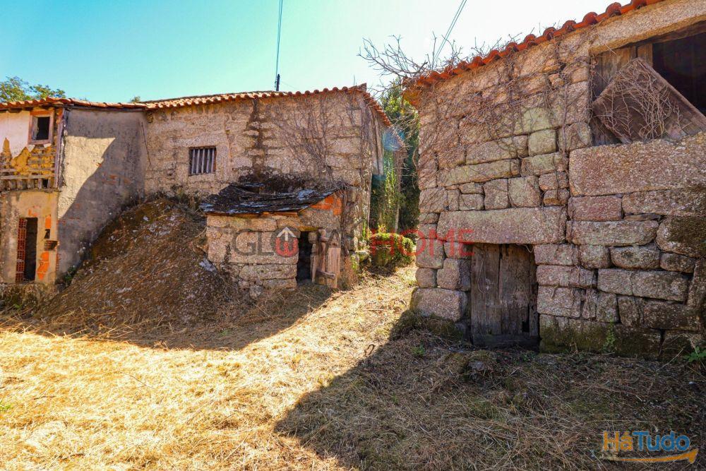 Conjunto Habitacional de 5 Moradias para Recuperar em Aboadela Conjunto Habitacional de 5 Moradias para Recuperar em Aboadela