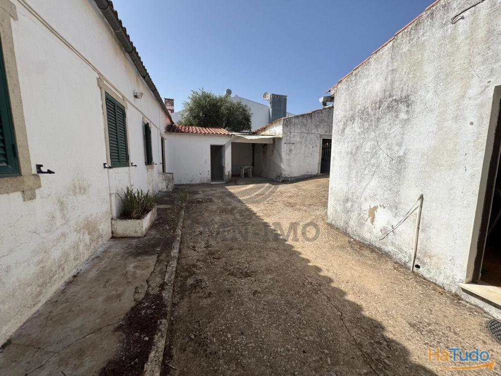 Casa térrea T4, c/2 terrenos ? Salir Casa térrea T4, c/2 terrenos ? Salir