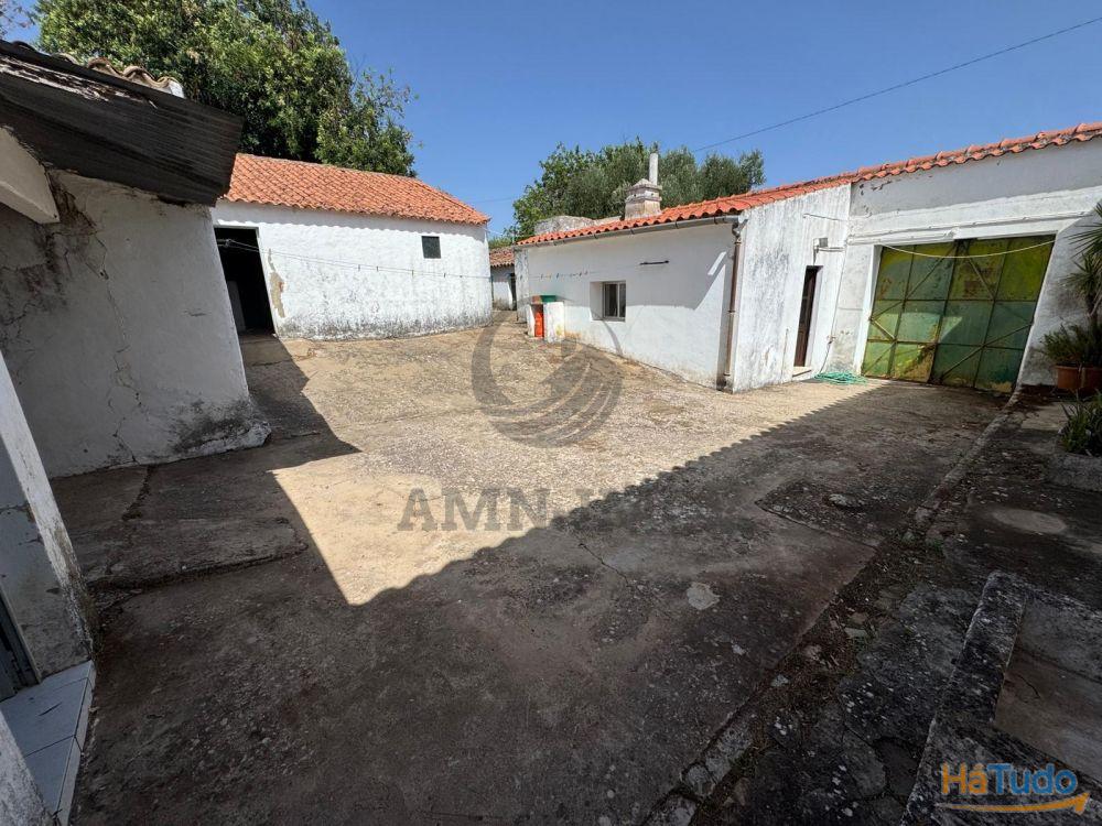 Casa térrea T4, c/2 terrenos ? Salir Casa térrea T4, c/2 terrenos ? Salir