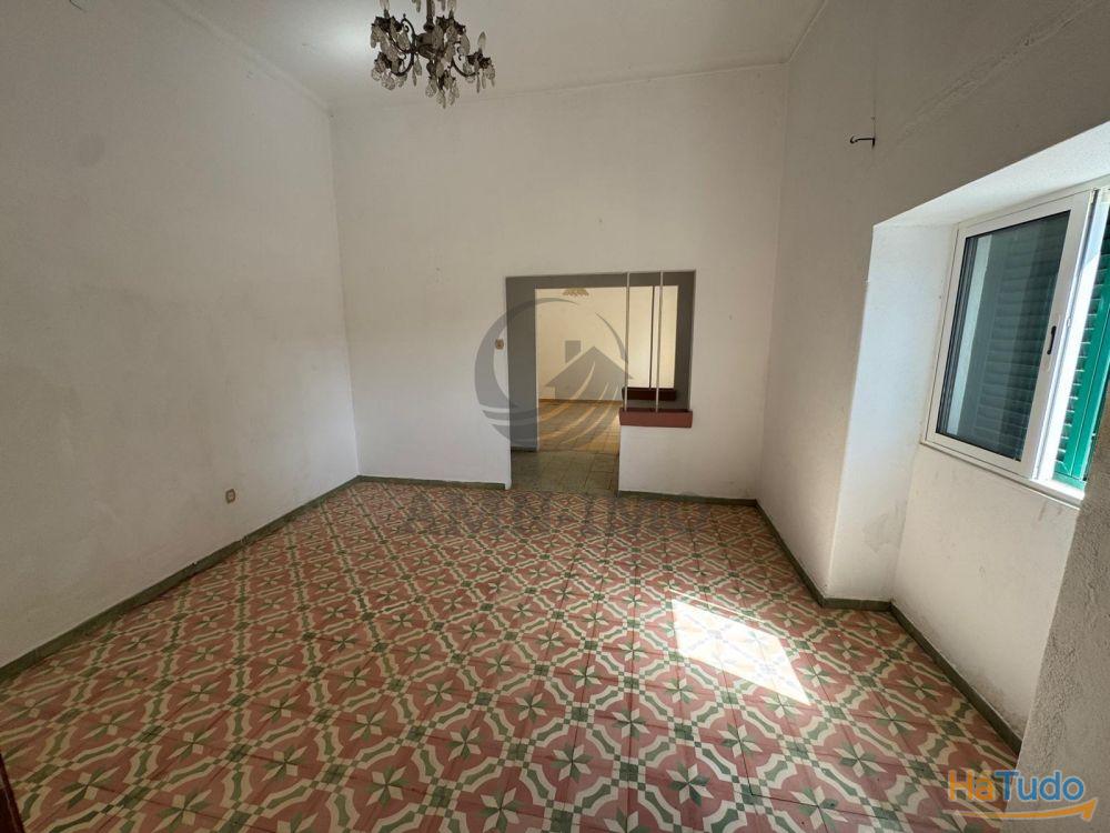 Casa térrea T4, c/2 terrenos ? Salir Casa térrea T4, c/2 terrenos ? Salir