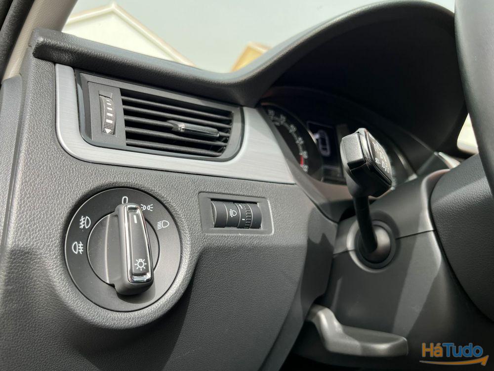 Skoda Rapid Spaceback Drive 1.4 TDI DSG Teto panorâmico Skoda Rapid Spaceback Drive 1.4 TDI DSG Teto panorâmico