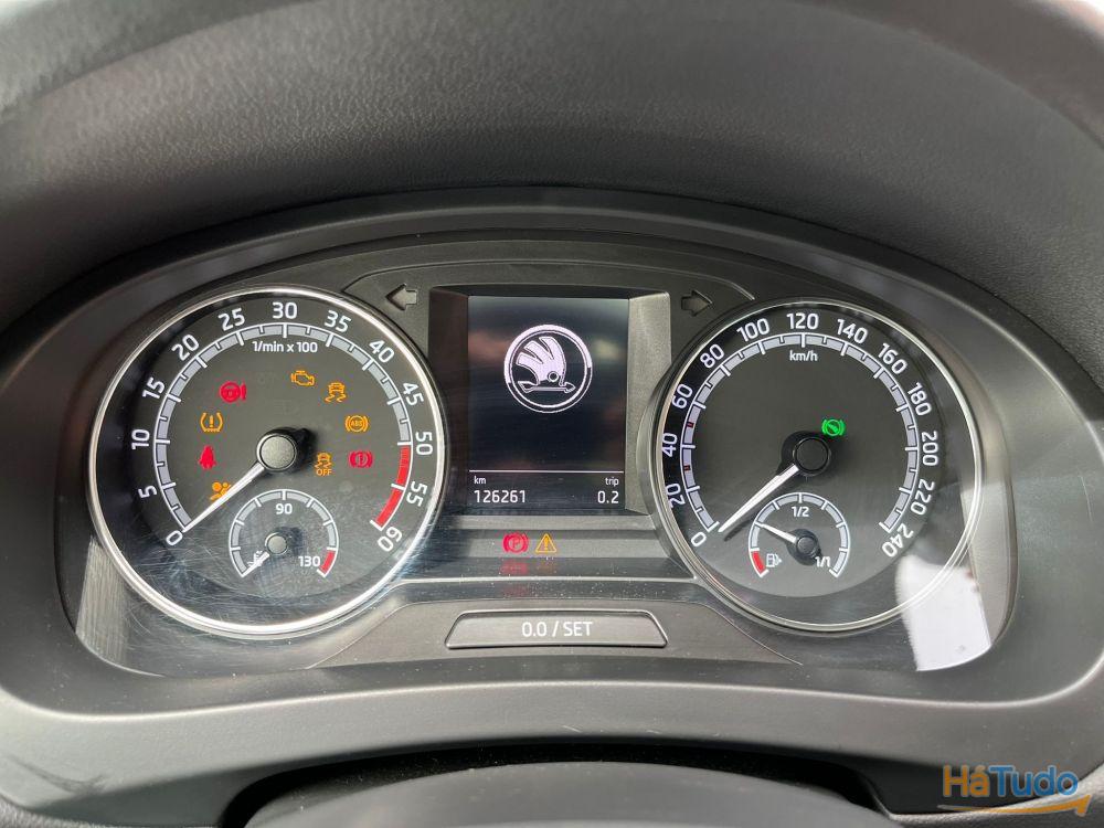 Skoda Rapid Spaceback Drive 1.4 TDI DSG Teto panorâmico Skoda Rapid Spaceback Drive 1.4 TDI DSG Teto panorâmico