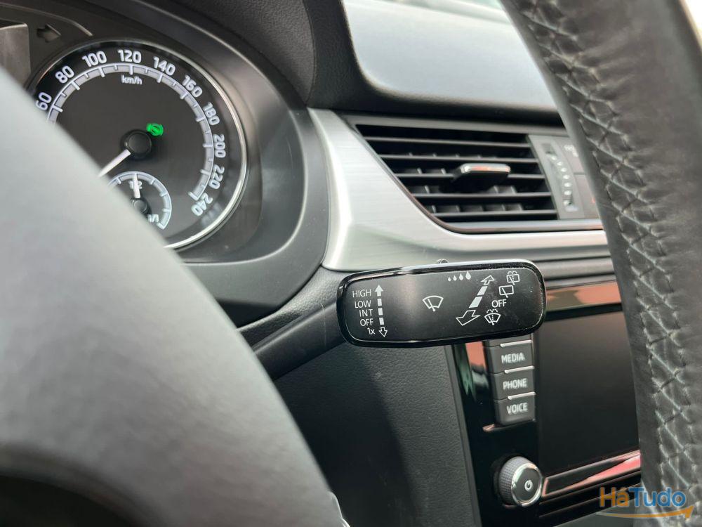 Skoda Rapid Spaceback Drive 1.4 TDI DSG Teto panorâmico Skoda Rapid Spaceback Drive 1.4 TDI DSG Teto panorâmico