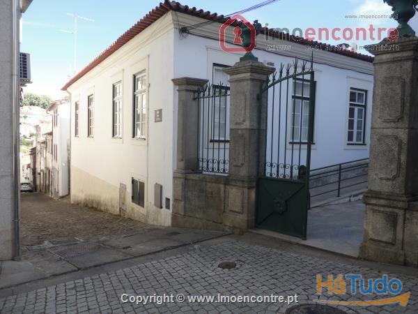 Moradia de 2 pisos Habitação (Bragança/Centro) Negociável