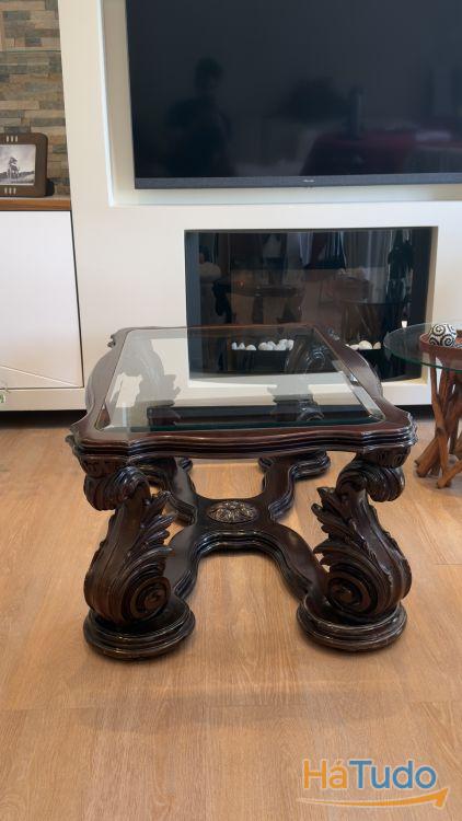 Mesa de Centro Clássica em Madeira Maciça Entalhada com Tampo de Vidro Mesa de Centro Clássica em Madeira Maciça Entalhada com Tampo de Vidro
