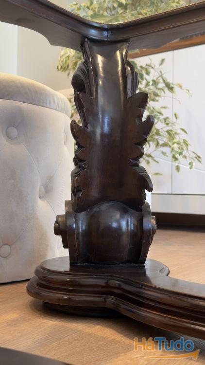 Mesa de Centro Clássica em Madeira Maciça Entalhada com Tampo de Vidro Mesa de Centro Clássica em Madeira Maciça Entalhada com Tampo de Vidro